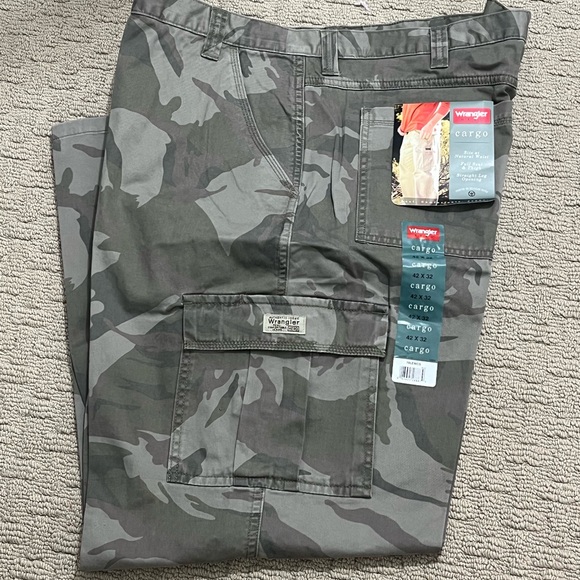 Wrangler Other - 🎈NEW Wrangler Mens 42 x 32 Green Camo Cargo Utility Pants Outdoor 70LEWCS NEW